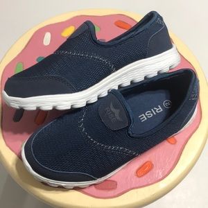 ‼️RISE Canvas Navy Slip On Shoes Size 2‼️